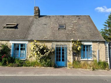 Brittany 'deki geleneksel taş ev çiçeklerle süslenmiş. Fransa 'da tipik bir köy