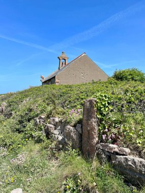 Tipik taştan ev Fransa 'nın Brittany kırsal arazisi 