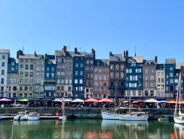 Honfleur, Fransa - 27 Mayıs 2023: Eski Honfleur Limanı, Fransa. Tarihsel Norman portu.