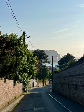 Etretat kayalıklarının panoramik manzarası, Normandiya, Fransa. Beyaz tebeşir kayalıkları ve doğal kemerler turkuaz denizinden dramatik bir şekilde yükselir..  
