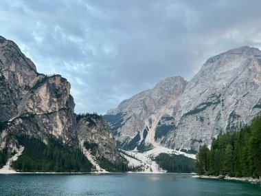Dolomitler, İtalya - Temmuz 2022: Çarpıcı Braies Gölü. 