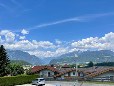 St. Anton am Arlberg, Avusturya. Panoramik köy manzarası. Eğimli terasotta çatıları ve beyaz duvarları olan geleneksel Avusturya evleriyle büyüleyici bir dağ manzarası.. 