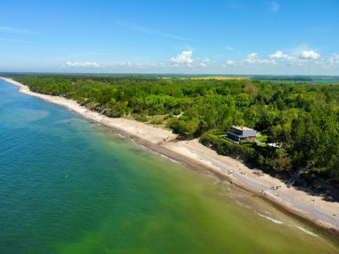Baltık Denizi, Olando Kepure, Klaipeda, Litvanya 'nın insansız hava aracı görüntüsü. Baltık Denizleri 'nin berrak mavi suları kumlu sulara paralel uzanırken, çok az insan kumsalın tadını çıkarıyor..  
