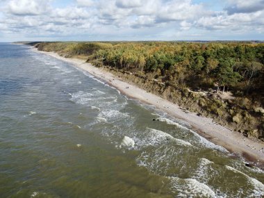 Baltık Denizi, Olando Kepure, Klaipeda, Litvanya 'nın insansız hava aracı görüntüsü. Baltık Denizleri 'nin berrak mavi suları kumlu sulara paralel uzanırken, çok az insan kumsalın tadını çıkarıyor..  