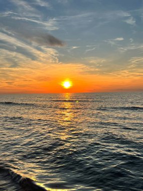 Polonya 'nın Krinica Morska kentinde Baltık Denizi yakınlarında gün batımı. 