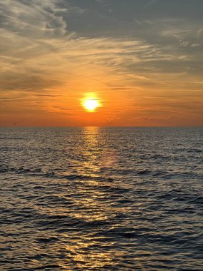 Polonya 'nın Krinica Morska kentinde Baltık Denizi yakınlarında gün batımı. 