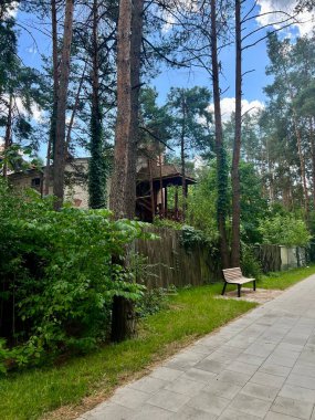 Vilnius, Litvanya - 29 Temmuz 2023: Vilnius, Litvanya 'da bitmemiş terk edilmiş bir bina. Lazdini Kalesi