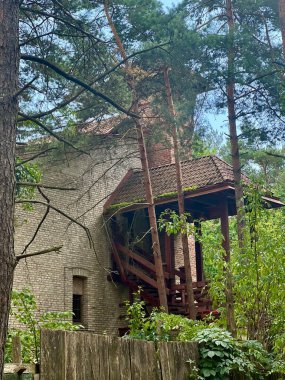 Litvanya, Vilnius ormanında bitmemiş terk edilmiş bir bina. Lazdini Kalesi
