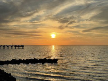 Baltık Denizi 'nde gün batımı. Palanga, Litvanya 
