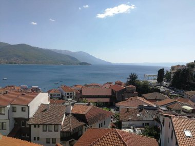 Ohri, Kuzey Makedonya. Lakeside manzarasında karmaşık Bizans mimarisine sahip antik bir kilise, küçük, kubbeye benzeyen yapısıyla ve taş duvarlarıyla karakterize edilir..