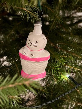 Sovyetler Birliği 'nin koleksiyonluk Noel süsleri sepette. Beyaz ve pembe boyalarla süslenmiş sepette oturan bir kedinin yer aldığı klasik cam Noel süsü..