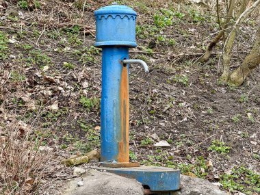 Eski bir su borusu. Şehirdeki su kaynaklarında sorun var.. 