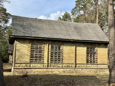 Litvanya, Vilnius 'ta terk edilmiş eski bir bulaşıcı hastalık hastanesi. Eski ahşap bina. 