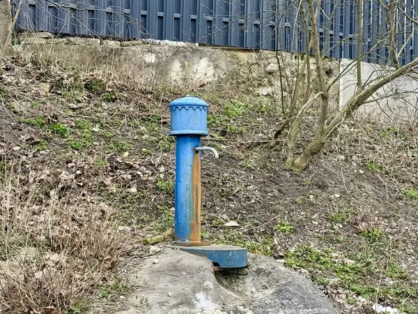 Eski bir su borusu. Şehirdeki su kaynaklarında sorun var.. 