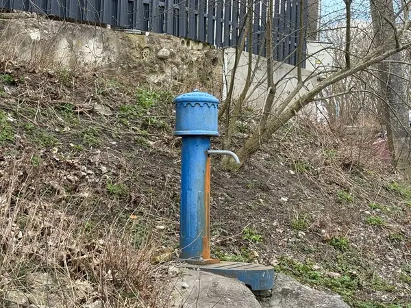 Eski bir su borusu. Şehirdeki su kaynaklarında sorun var.. 