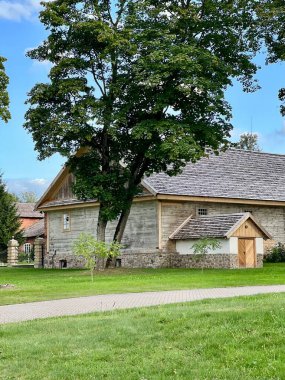 Jasiunai, Litvanya 'daki eski ahşap tarihi bina. Yapı, ahşap kapılı daha küçük kapaklı bir girişe sahip taş bir temele kurulmuş.. 