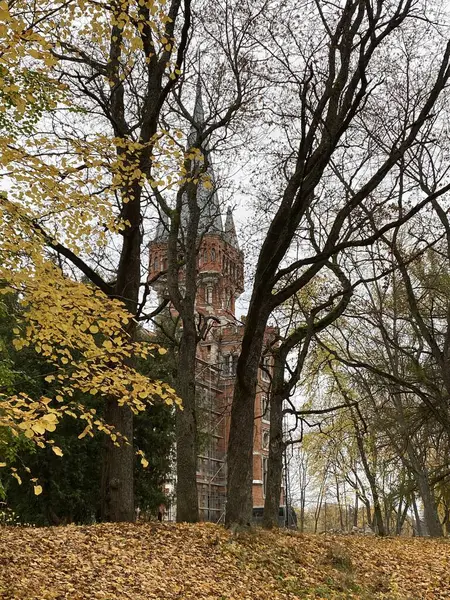 Lentvaris malikânesi parkında sonbahar, Litvanya 