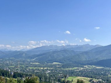 Polonya 'nın Zakopane kentindeki Tatra dağlarının panoramik manzarası 