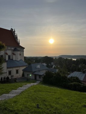 Kazimierz Dolny 'nin tarihi merkezinde gün batımı. Şehrin ve nehrin panoramik manzarası
