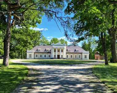 Vidiskes Malikânesi, Ignalina Bölgesi, Litvanya. Büyük neoklasik malikane yemyeşil bir manzarayla çevrili.. 