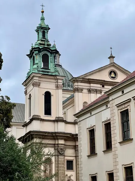 Krakow, Polonya 'daki St. Anne Kilisesi. İlahi takdir, binanın ön cephesindeki masonları sembolize ediyor.