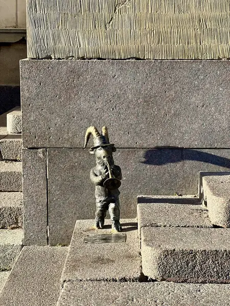 Lublin, Polonya 'da keçi heykeli. Lublin 'in sembolü. Taş basamaklarda boynuz çalan bir keçinin bronz heykeli. Keçi şapka takıyor ve belirgin özellikleri var.. 