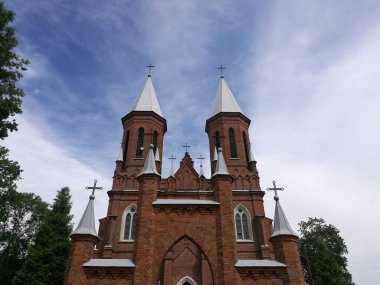 St. George 'un Skirsnemune Kilisesi, Litvanya Gotik tarzı kırmızı tuğla perade ve sivri kuleleri ve haçları olan ikiz kuleleri olan kilise.. 