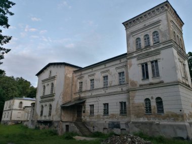 Litvanya 'nın Kaunas ilçesinde Belvederis malikanesi. Süslü kornişleri ve kemerli pencereleri olan neoklasik mimarisi olan terk edilmiş bir malikane. Yapının görünür aşınması ve boyası var.