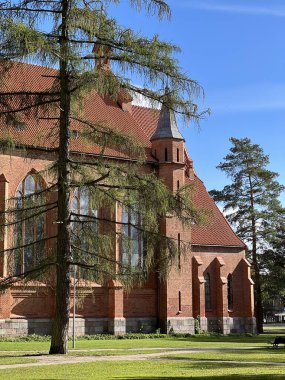 Saint Mary Kilisesi, Druskininkai, Litvanya Kırmızı Tuğla Kilisesi dik tavanlı ve Gotik mimari öğeleri olan. Uzun sivri kemerler ve dar pencereler görünür. 