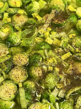 Sebzeler pişiyor. Sağlıklı beslenme, vegan tarifler. Brüksel lahanası ve pırasa dilimleri sıvı et suyunda kaynayarak sebze güveci oluşturur.. 