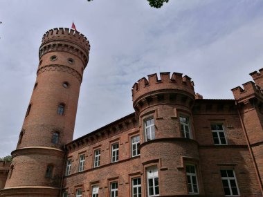 Litvanya 'daki Raudone şatosunda ortaçağ mimari unsurları ile kırmızı tuğlalı bir kale bulunuyor.. 