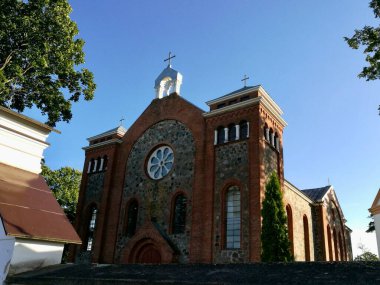 Kutsal Bakire Meryem 'in Kusursuz Kavramı Kvedarna Kilisesi Gotik mimari özelliklere sahip taş ve tuğla bir kilise merkezi bir gül penceresi de dahil.. 