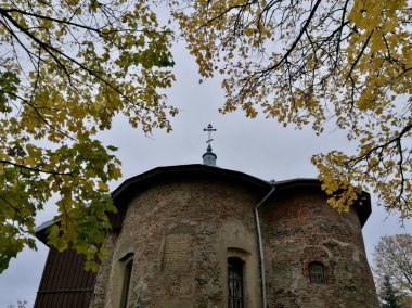 Grodno 'daki en eski bina olan Belarus Kalozha Kilisesi' nde yıpranmış tuğla işçiliği ve üzerinde haç bulunan küçük bir çan kulesi bulunuyor. Yapıda kemerli pencereler ve kırsal, tarihi bir cephe yer alıyor..