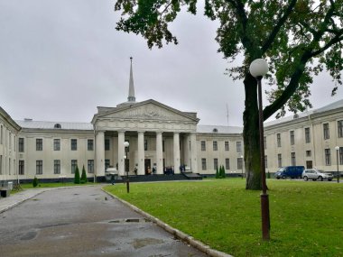 Grodno 'daki yeni kale, Belarus Neoklasik binası. Merkezi bir pavyonu var ve sütunlar tarafından destekleniyor. Girişten yükselen bir kule. 
