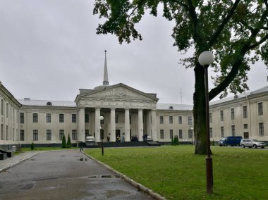 Grodno 'daki yeni kale, Belarus Neoklasik binası. Merkezi bir pavyonu var ve sütunlar tarafından destekleniyor. Girişten yükselen bir kule. 