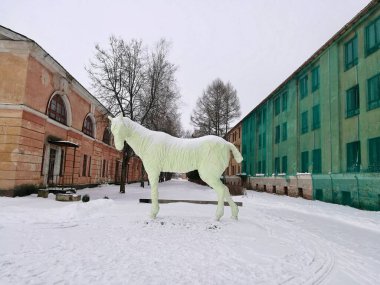 Açık hava sanat eserleri kalenin hayaletidir. Daugavpils 'deki büyük beyaz at heykeli.  