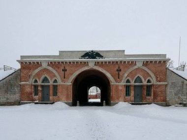 Daugavpils Kalesi 'ndeki Nicholas Gate kırmızı tuğlalar ve gri taştan yapılmış. Dekoratif siyah demir parçaları ve iki başlı bir kartalın rahatlaması ön cepheyi süslüyor..