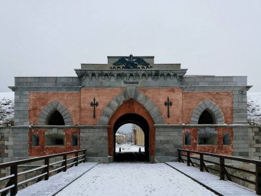 Daugavpils Kalesi 'ndeki Nicholas Gate kırmızı tuğlalar ve gri taştan yapılmış. Dekoratif siyah demir parçaları ve iki başlı bir kartalın rahatlaması ön cepheyi süslüyor.. 