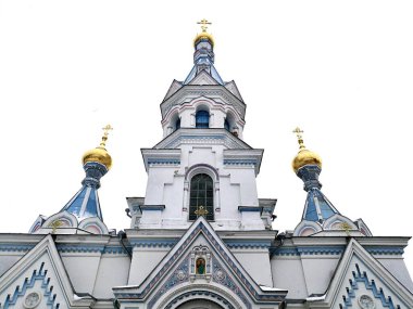 Daugavpils 'deki Aziz Boris ve Gleb Katedrali. Beyaz ve mavi dış yüzeylerinde altın haçlarla kaplı soğan şekilli kubbeler var. Yapı süslü kemerler ve ayrıntılı süslemelerle süslenmiş.. 