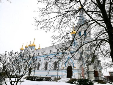 Daugavpils 'deki Aziz Boris ve Gleb Katedrali. Beyaz ve mavi dış yüzeylerinde altın haçlarla kaplı soğan şekilli kubbeler var. Yapı süslü kemerler ve ayrıntılı süslemelerle süslenmiş.. 
