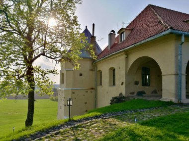 Litvanya Tarihi Şatosu 'ndaki pastoral bölgede bir kale. Rönesans mimarisi tarihsel önemine ve kültürel mirasına katkıda bulunuyor..