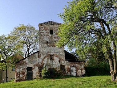 Terk edilmiş kilise kalıntıları. Kare kulesi ve kemerli girişi olan terk edilmiş küçük bir kilisenin kalıntıları. Yapı, açıkta duran tuğla ve soyulan alçıyı gösteriyor. 