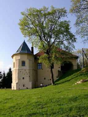 Litvanya Tarihi Şatosu 'ndaki pastoral bölgede bir kale. Rönesans mimarisi tarihsel önemine ve kültürel mirasına katkıda bulunuyor..