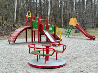 Tırmanma yapıları ve slaytların yer aldığı renkli modern çocuk parkı. Çocukların tırmanması, kayması, dönmesi ve çeşitli oyun aktiviteleri sunması için gereken ekipman. 