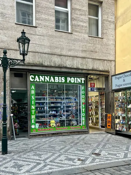 Prag 'ın merkezindeki kenevir noktasında, esrar motifleriyle yeşil tabelaya vurgulanmış absent, hatıra eşyaları ve sigaralar bulunmaktadır.. 