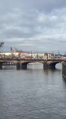 Çek Cumhuriyeti 'nin Prag kentindeki bir köprüden bir tramvay geçiyor 