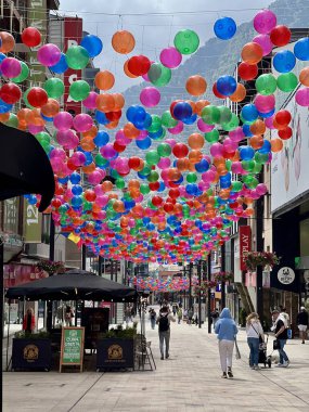 Andorra la Vella 'da balonlarla süslenmiş yaya alışveriş caddesi.
