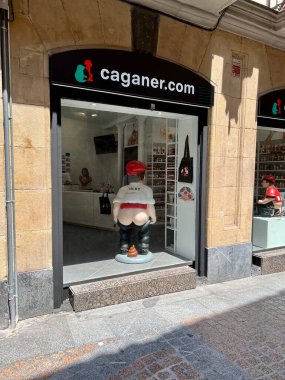 İspanya 'nın Bilbao kentindeki Caganer' a ithaf edilmiş bir mağaza. Mağazanın içi, Katalan Caganer heykelcikleri ve ilgili ürünlerle dolu raflarla dolu.. 