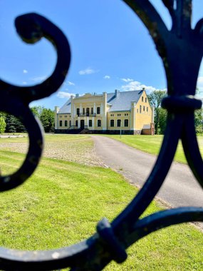Litvanya 'nın Prienai bölgesindeki tarihi Dauksiagire malikanesi. Klasik mimari özelliklere sahip sarı malikane, simetrik bir cephe ve kemerli pencereler içeriyor.