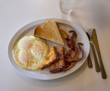 Yumurta, pastırma, tost ve esmer kekler.